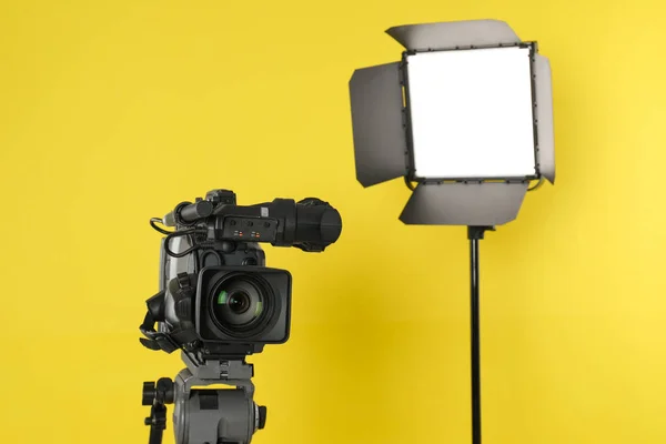 Professional Video Camera Lighting Equipment Yellow Background — Stock Photo, Image