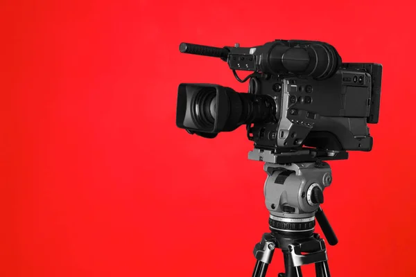Moderne Professionele Videocamera Rode Achtergrond — Stockfoto