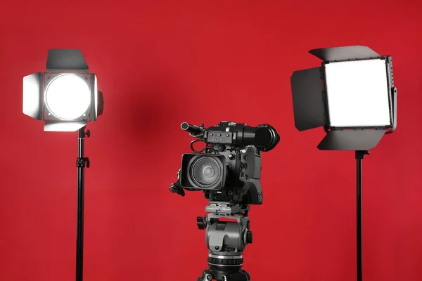 Videocámara Profesional Equipo Iluminación Sobre Fondo Rojo —  Fotos de Stock