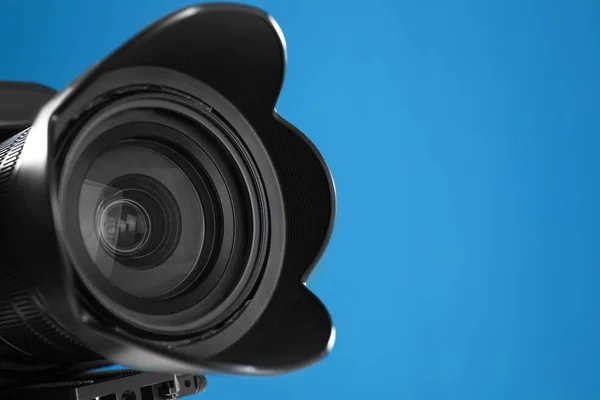 Caméra Vidéo Professionnelle Sur Fond Bleu Vue Rapprochée Objectif — Photo