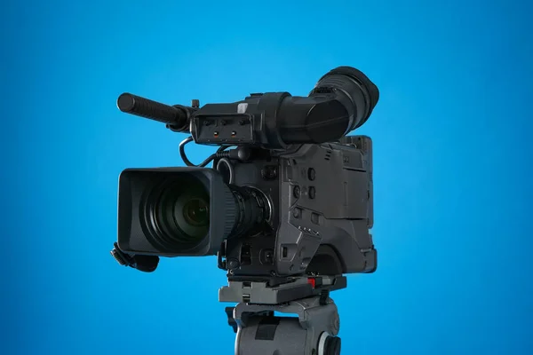 Moderne Professionelle Videokamera Auf Blauem Hintergrund — Stockfoto