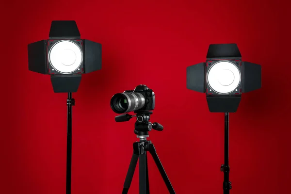 红色背景的专业摄像机和照明设备 — 图库照片