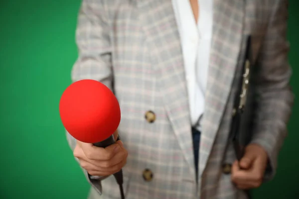 Journaliste Avec Microphone Presse Papiers Sur Fond Vert Gros Plan — Photo