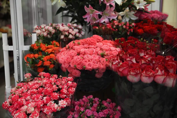 Toptan Pazarda Çeşitli Güzel Çiçekler — Stok fotoğraf