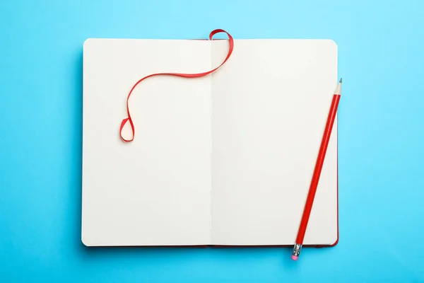 Stylový Otevřený Notebook Tužka Světle Modrém Pozadí Horní Pohled — Stock fotografie
