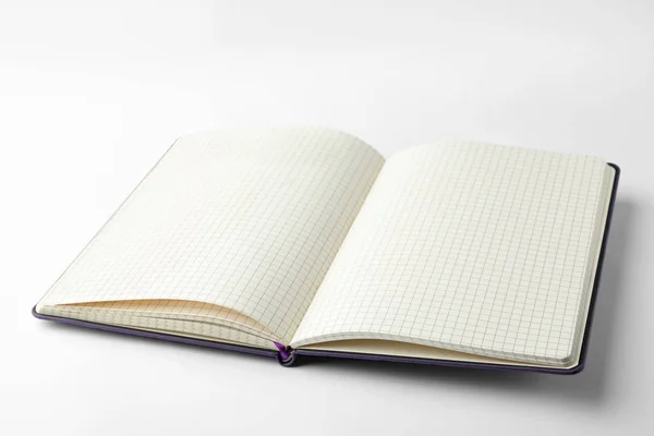 Elegante notebook aperto con fogli bianchi isolati su bianco — Foto Stock