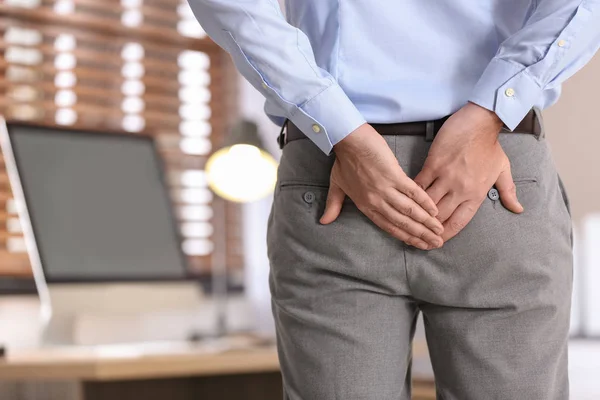 Seorang Pria Menderita Wasir Kantor Menutup Diri — Stok Foto