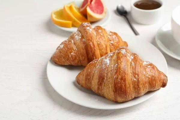 Leckere Frische Croissants Auf Weißem Holztisch Gesundes Frühstück — Stockfoto