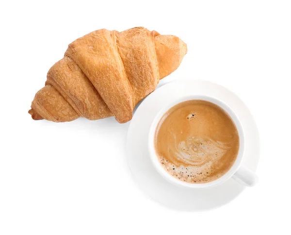 Frisches Croissant und Kaffee auf weißem Hintergrund, Draufsicht — Stockfoto