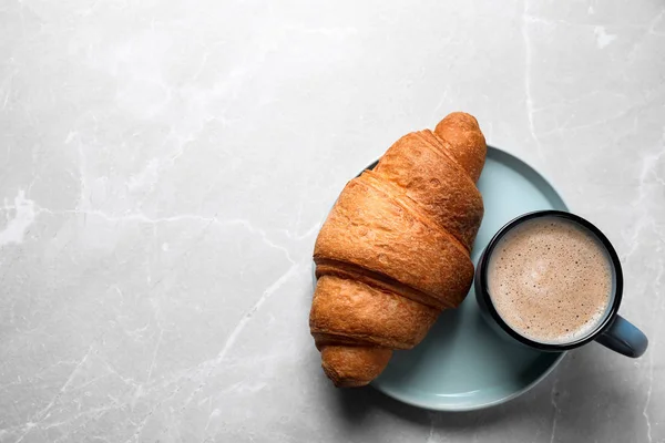 Frisches Croissant Und Kaffee Auf Hellgrauem Marmortisch Draufsicht Raum Für — Stockfoto