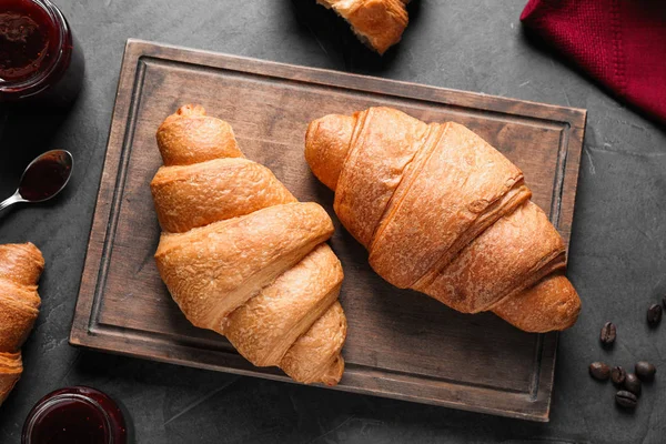 Composición Plana Con Sabrosos Croissants Sobre Mesa Gris — Foto de Stock