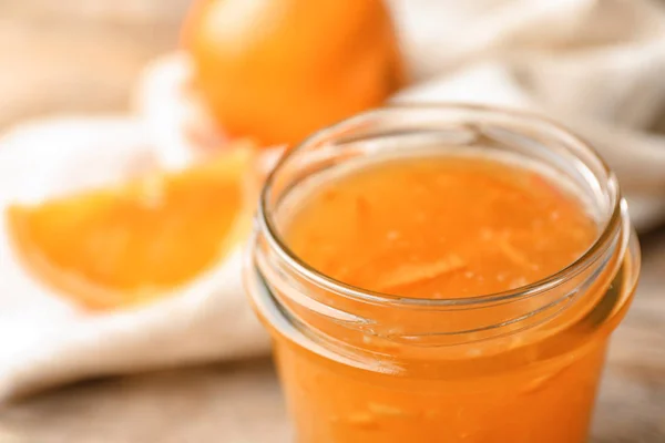Engarrafamento de laranja delicioso caseiro na mesa, vista close-up — Fotografia de Stock