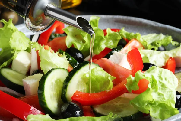 Het Toevoegen Van Bakolie Aan Heerlijke Salade Closeup — Stockfoto