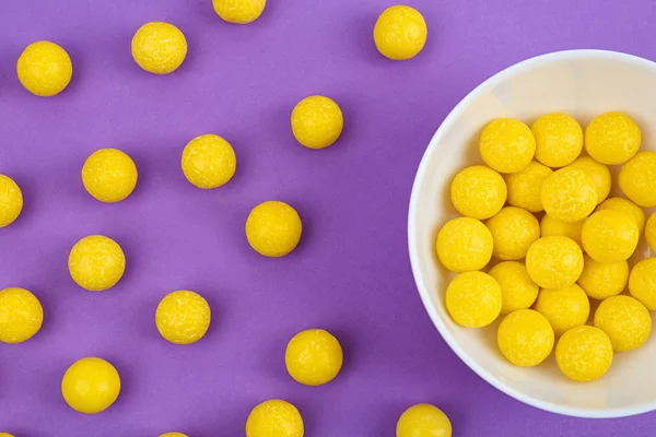 Deliciosas gomas de mascar limón sobre fondo púrpura, puesta plana — Foto de Stock