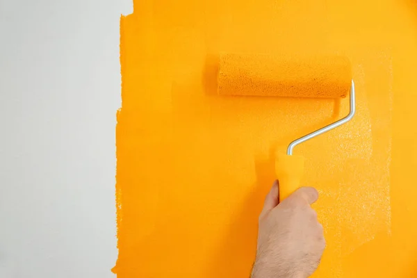 Homem Pintando Parede Branca Com Tinta Amarela Close Renovação Interior — Fotografia de Stock