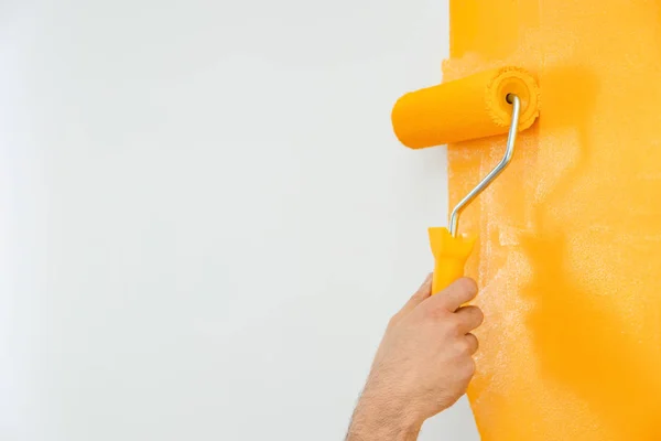 Homem Pintando Parede Branca Com Tinta Amarela Close Renovação Interior — Fotografia de Stock