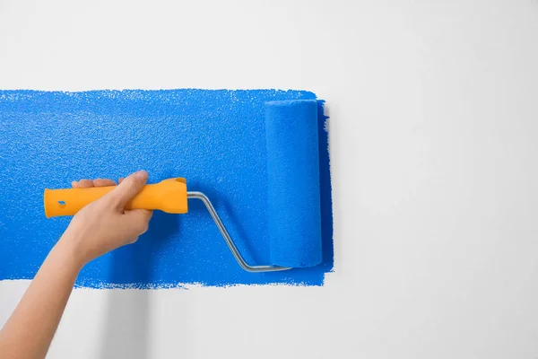 Γυναίκα Ζωγραφική Λευκό Τοίχο Μπλε Βαφή Closeup Ανακαίνιση — Φωτογραφία Αρχείου