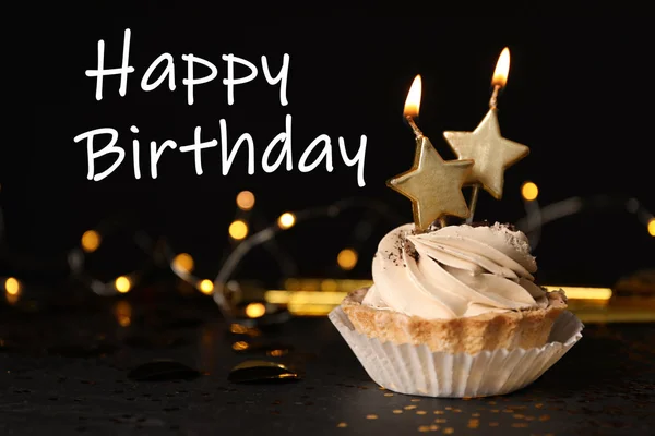 Verjaardag Cupcake Met Kaarsen Tekst Gelukkige Verjaardag Tegen Zwarte Achtergrond — Stockfoto