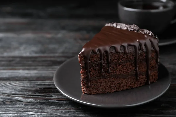 Läcker Chokladkaka Svart Träbord Närbild — Stockfoto