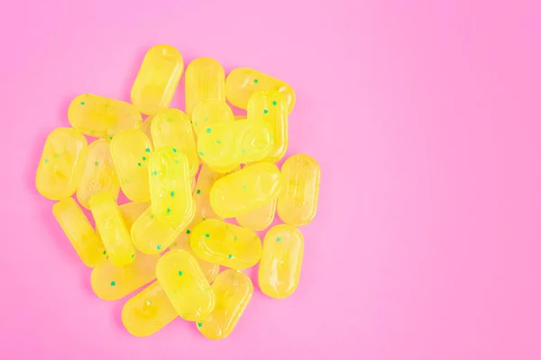 Muchas Deliciosas Gotas Limón Sobre Fondo Rosado Planas Espacio Para — Foto de Stock