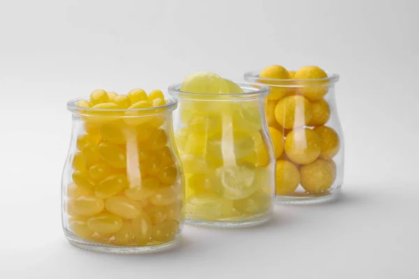 Gotas Limão Saborosas Diferentes Jarros Isolados Branco — Fotografia de Stock