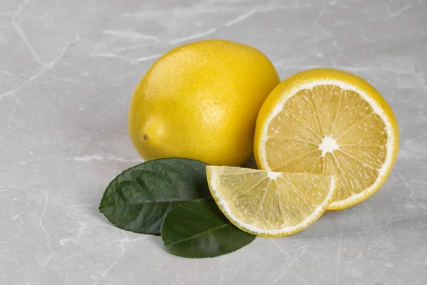 Whole Cut Fresh Lemon Green Leaves Grey Table — Stock Photo, Image