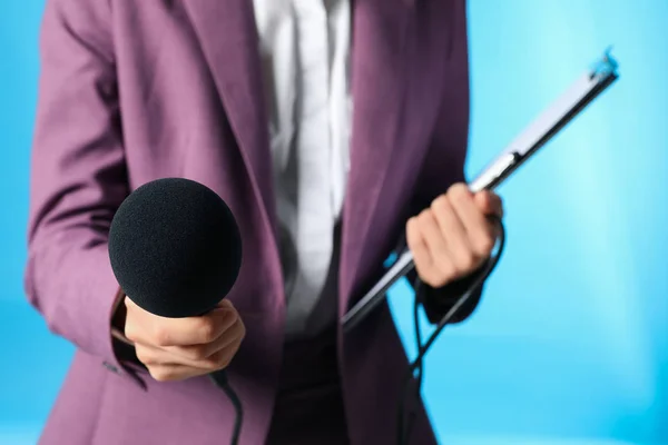 Professionele Journalist Met Klembord Microfoon Lichtblauwe Achtergrond Close — Stockfoto