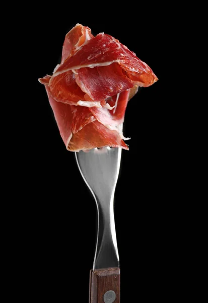 Sabroso Prosciutto Sobre Tenedor Sobre Fondo Negro — Foto de Stock