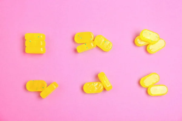 Deliciosas gotas de limón sobre fondo rosa, planas — Foto de Stock