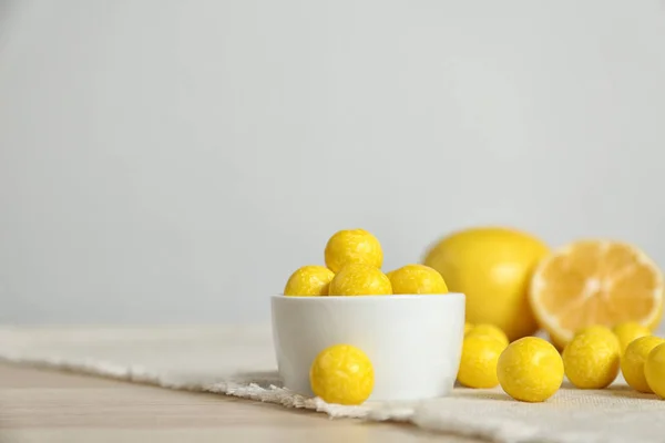Lekkere citroen druppels op houten tafel. Ruimte voor tekst — Stockfoto