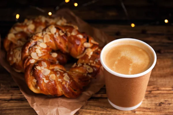 Köstlicher Kaffee Und Gebäck Auf Holztisch — Stockfoto