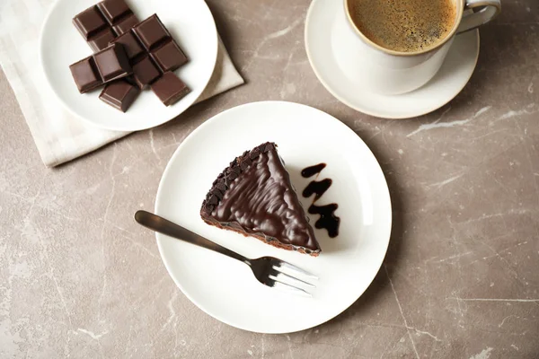 Leckerer Schokoladenkuchen Serviert Auf Grauem Marmortisch Flach Gelegt — Stockfoto