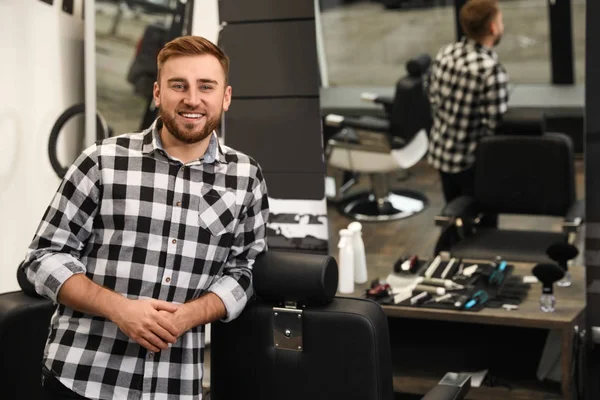 Joven empresario en su peluquería — Foto de Stock