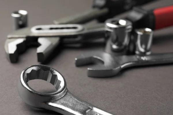 Auto mecânica de ferramentas em fundo cinza, close-up — Fotografia de Stock