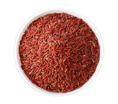 Kahverengi pirinç kasede, beyaz manzarada izole.