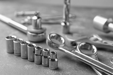 Gri taş masadaki oto tamircisi araçları