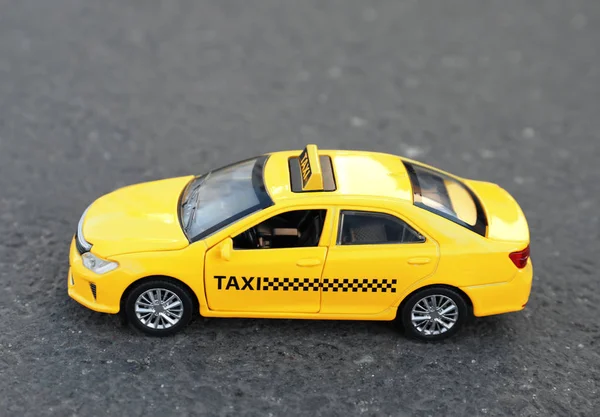 Жовта модель таксі на міській вулиці — стокове фото