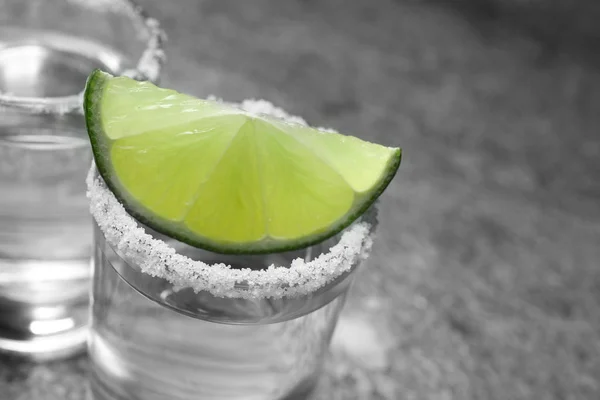 Mexicano Tequila Tiro Com Sal Limão Fatia Mesa Cinza Close — Fotografia de Stock