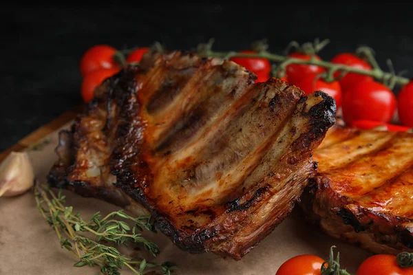 Côtes Grillées Savoureuses Avec Tomates Sur Table Gros Plan — Photo