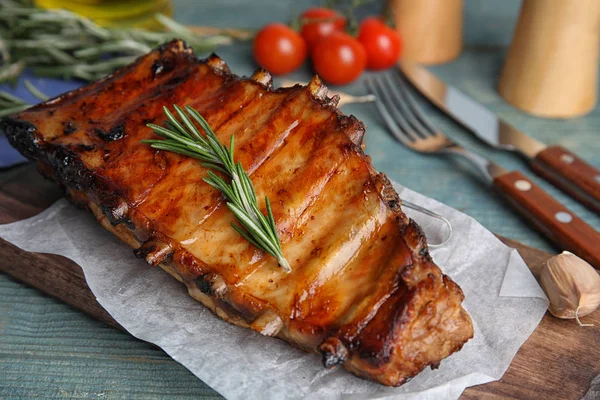 Smakliga Grillade Revben Med Rosmarin Bordet — Stockfoto