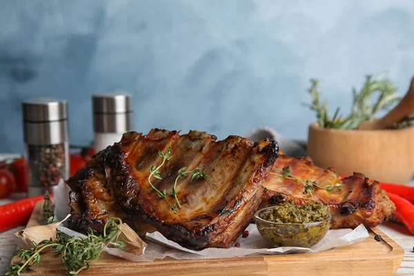 Lekkere Aromatische Gegrilde Ribben Met Tijm Geserveerd Tafel — Stockfoto