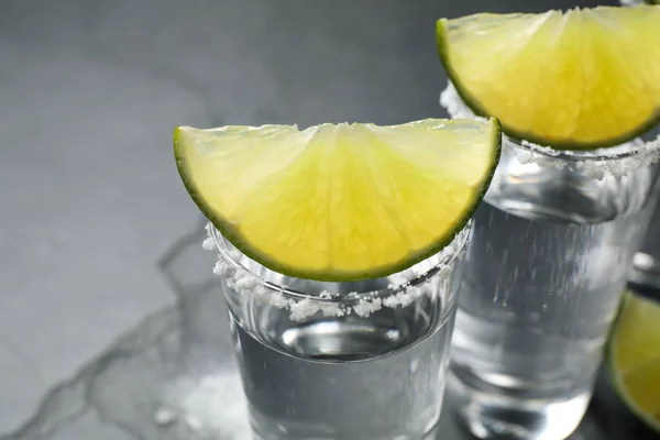 Mexicano Tequila Shots Fatias Limão Sal Mesa Close — Fotografia de Stock
