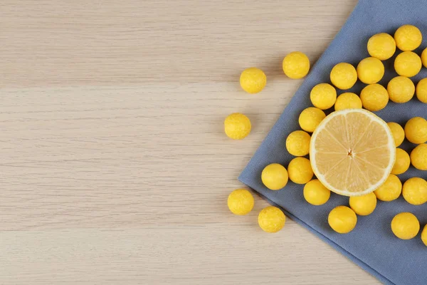 Platte lay compositie met lekkere citroendruppels op houten tafel. Kuuroord — Stockfoto