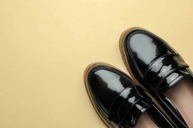 Sarı arka planda bir çift şık bayan ayakkabısı, üst manzara. Spa