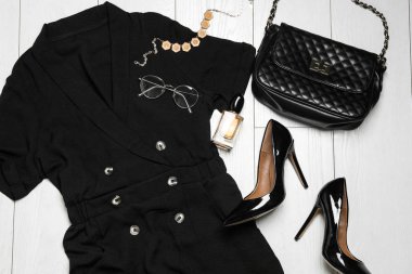 Düz kompozisyon, beyaz ahşap sırtında şık kıyafetler.