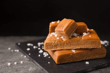Açık gri masada tuzlu karamel, yakın çekim.