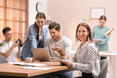 Ofiste çalışan profesyonel gazetecilerden oluşan ekip