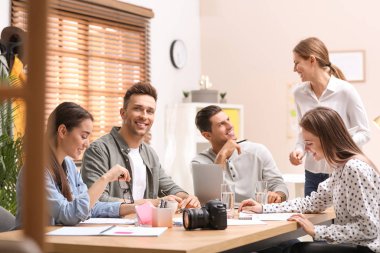 Ofiste çalışan profesyonel gazetecilerden oluşan ekip