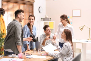 Ofiste çalışan profesyonel gazetecilerden oluşan ekip