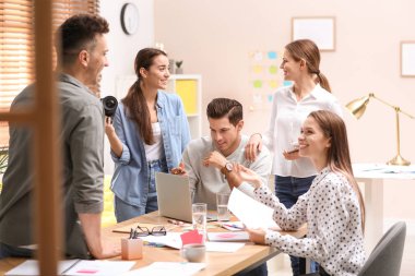 Ofiste çalışan profesyonel gazetecilerden oluşan ekip